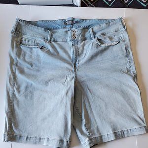 JEGGING BERMUDA SHORT - SUPER SOFT LIGHT WASH